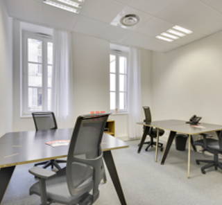 Bureau privé 31 m² 4 postes Coworking Rue de la République Marseille 13002 - photo 2